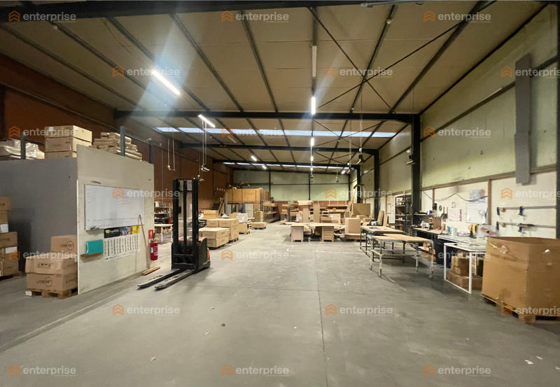 Entrepôt - 3 055 m²