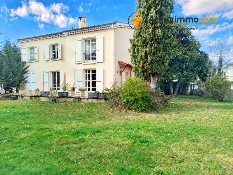 Maison - 275 m² - 10 pièces