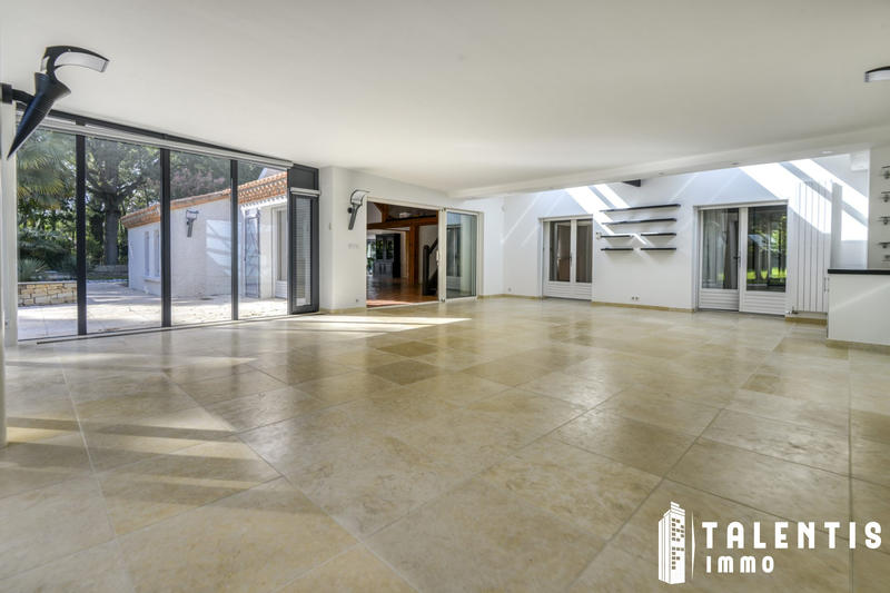 Maison - 342 m² - 12 pièces