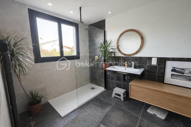 Maison - 220 m² - 7 pièces