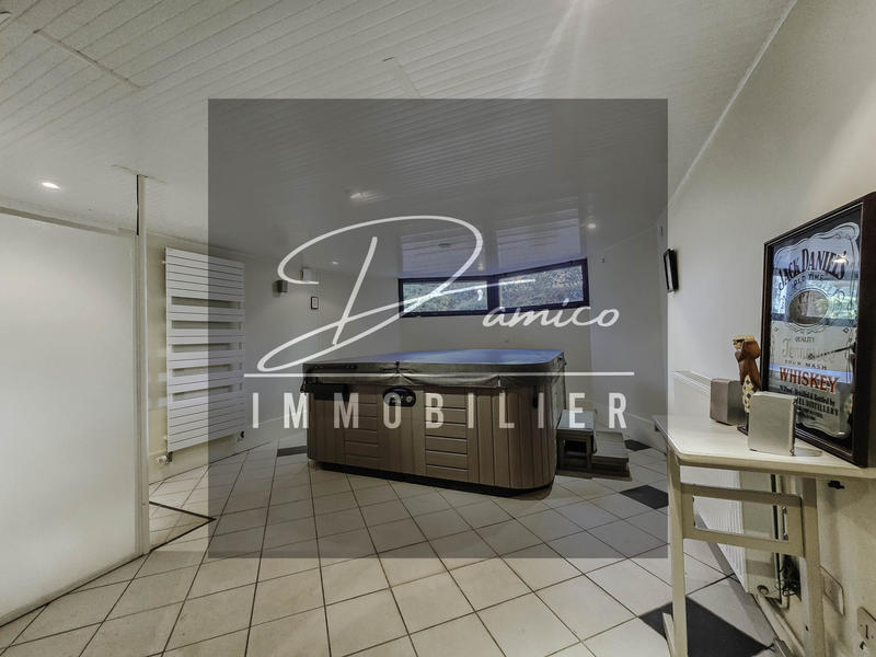 Maison - 338 m² - 10 pièces