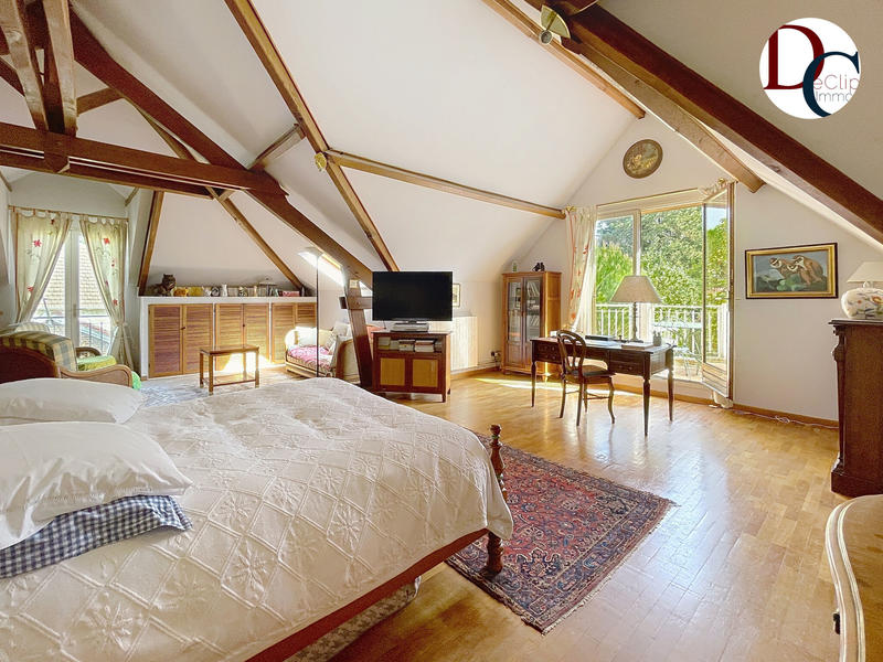 Maison - 335 m² - 9 pièces