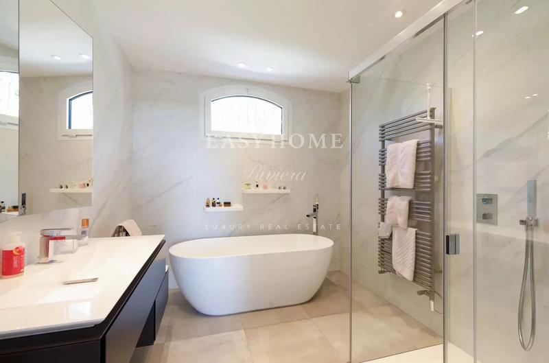 Maison - 300 m² - 8 pièces