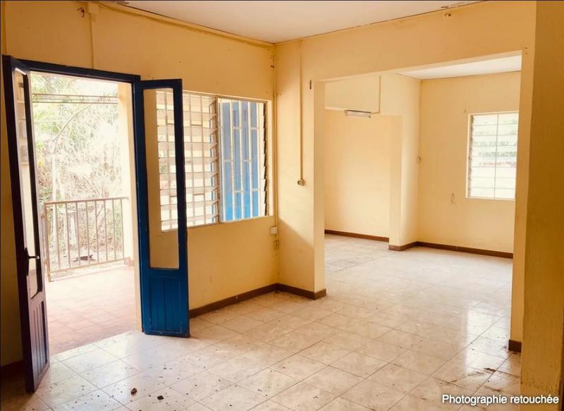 Maison - 1 900 m² - 4 pièces