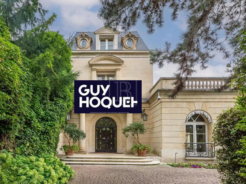 Maison - 1 061 m² - 12 pièces