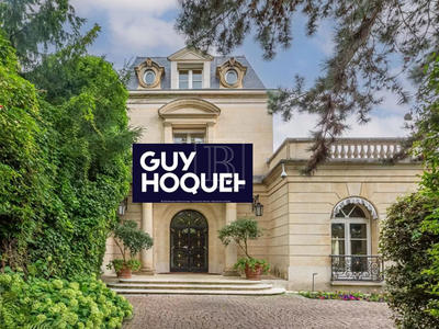 Maison - 1 061 m² - 12 pièces