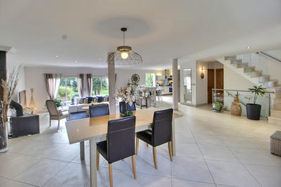 Maison - 231 m² - 7 pièces