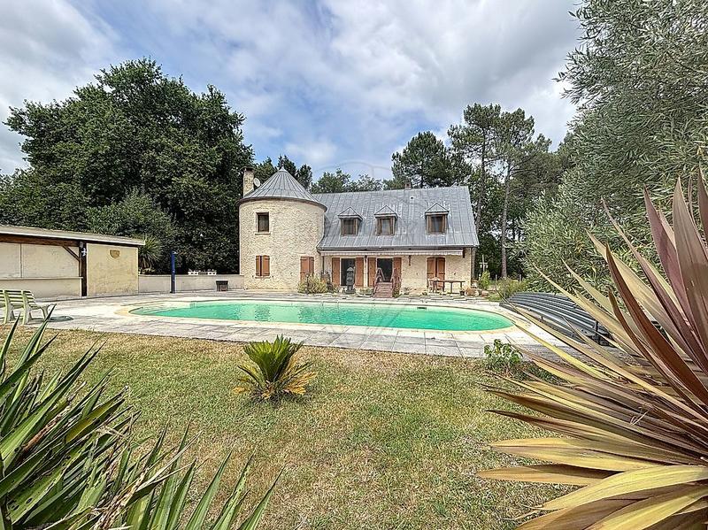 Demeure - 221 m² - 7 pièces