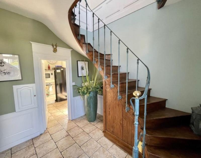 Maison - 280 m² - 11 pièces