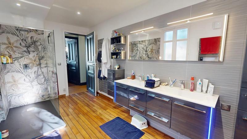 Maison - 252 m² - 9 pièces