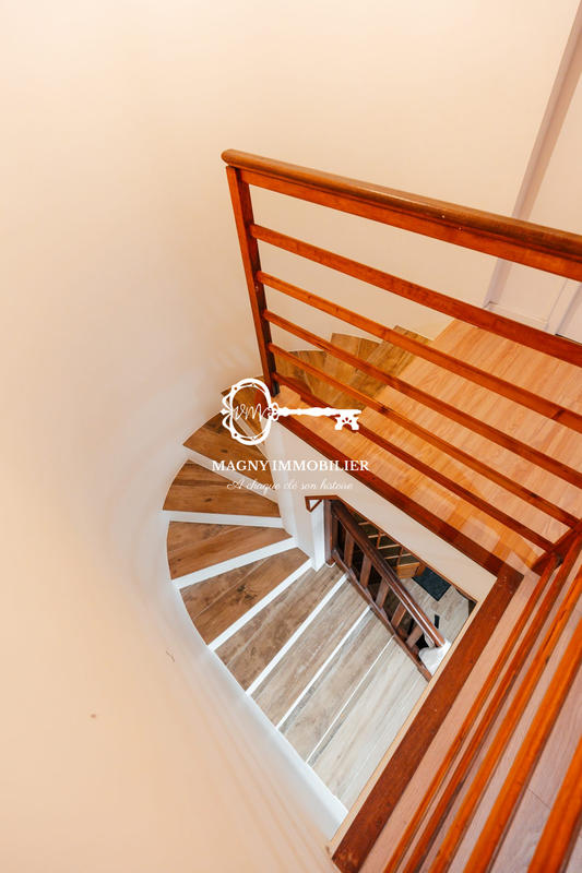 Maison - 220 m² - 7 pièces