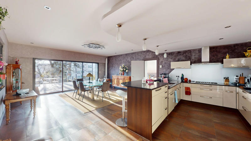 Maison - 357 m² - 9 pièces