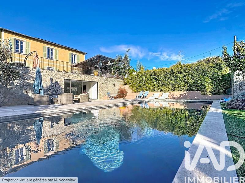 Maison - 220 m² - 5 pièces