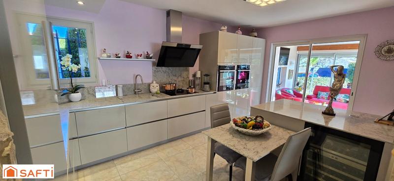 Maison - 245 m² - 8 pièces