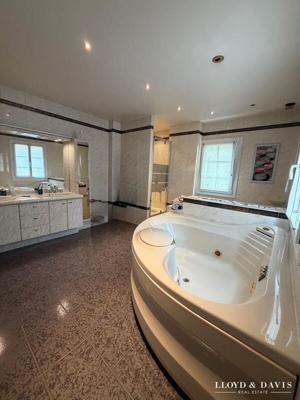 Maison - 320 m² - 10 pièces