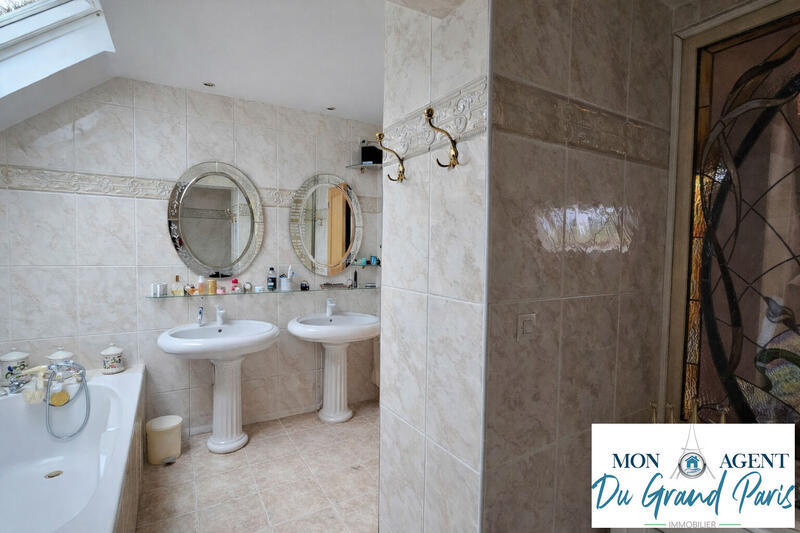 Maison - 242 m² - 9 pièces