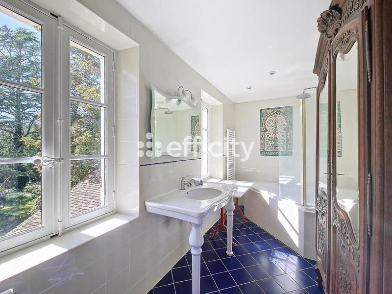 Maison - 220 m² - 8 pièces