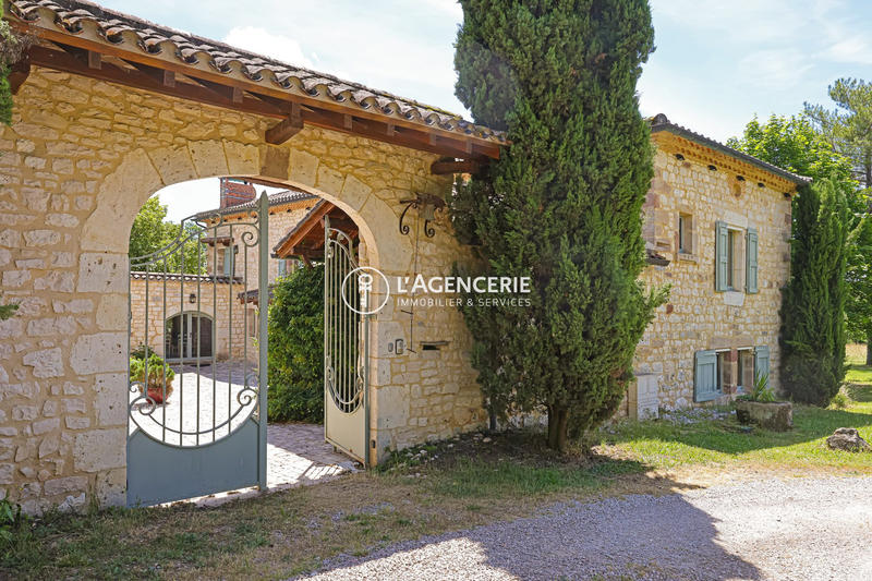 Maison - 414 m² - 9 pièces