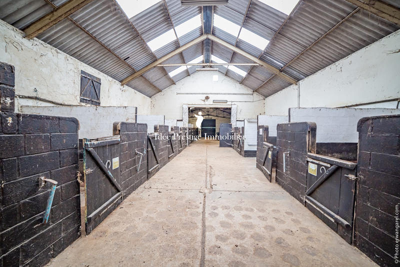 Maison - 2 426 m² - 80 pièces