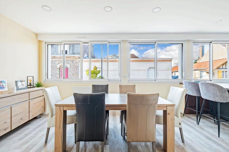 Maison - 260 m² - 9 pièces