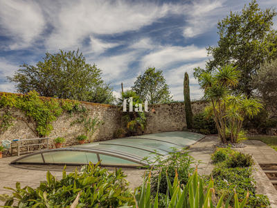 Propriété - 351 m² - 6 pièces