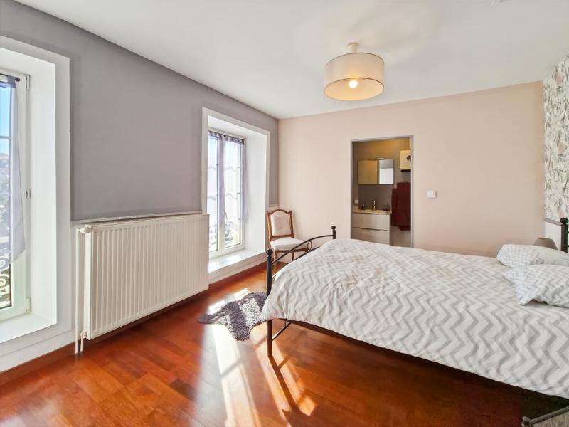 Demeure - 649 m² - 10 pièces