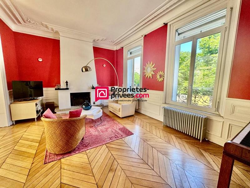 Maison - 246 m² - 9 pièces