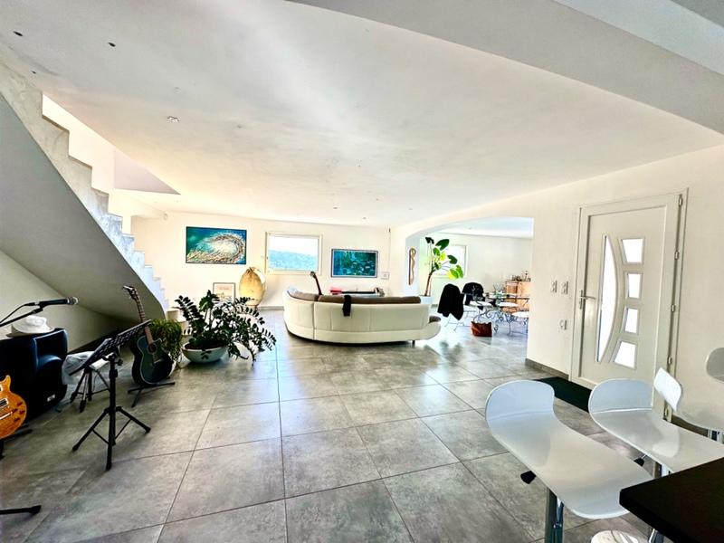 Maison - 207 m² - 5 pièces