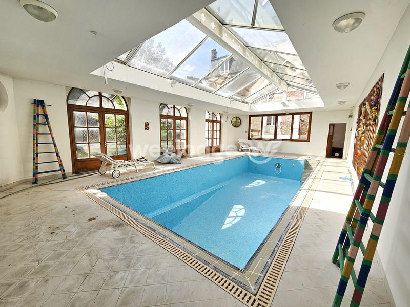 Maison - 250 m² - 10 pièces