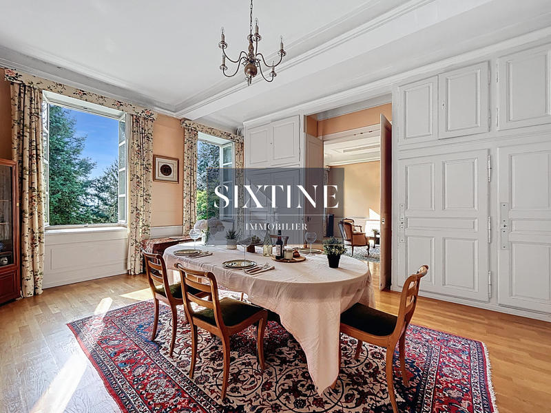 Maison - 312 m² - 9 pièces