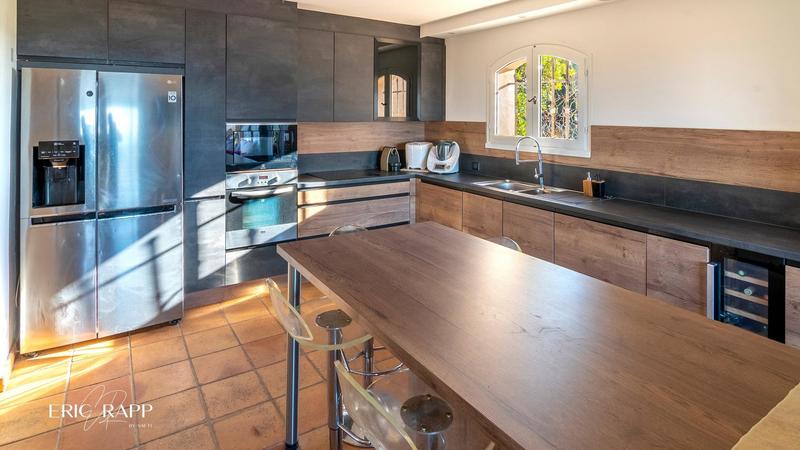 Maison - 222 m² - 7 pièces