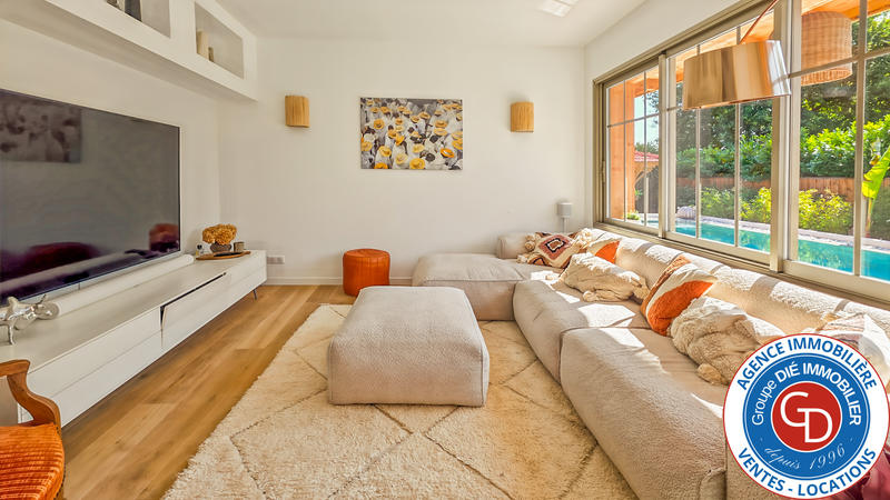 Maison - 250 m² - 6 pièces