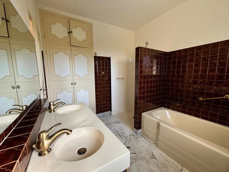 Maison - 220 m² - 10 pièces