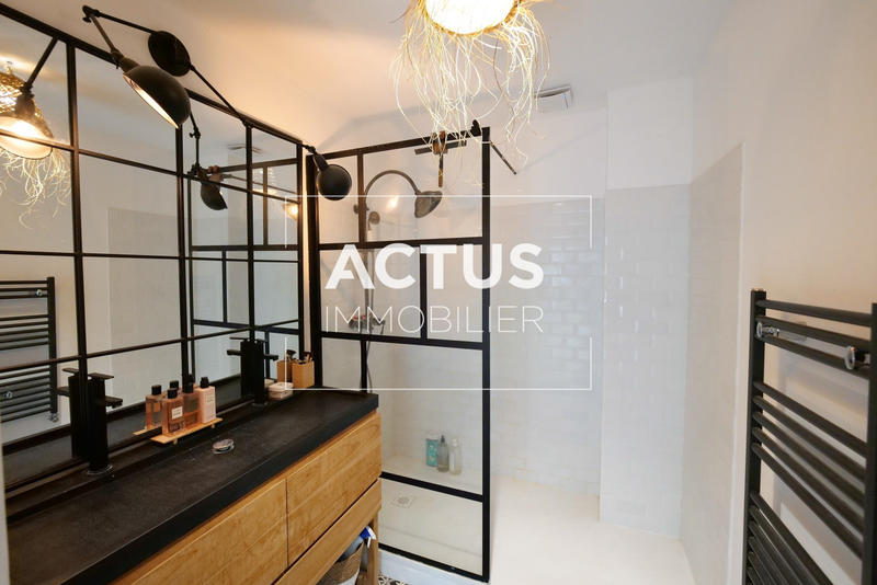 Maison - 233 m² - 8 pièces