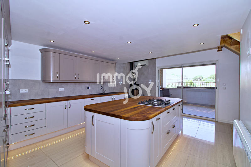 Maison - 229 m² - 7 pièces