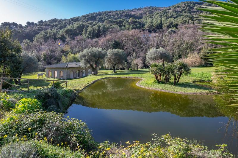 Villa - 857 m² - 15 pièces