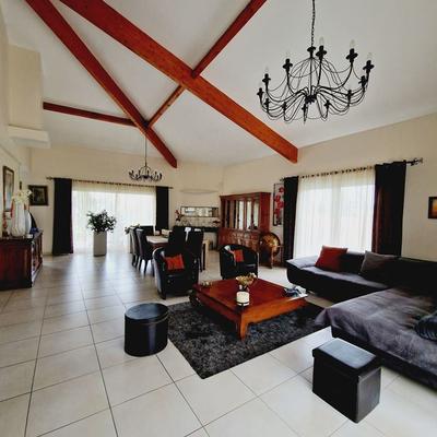 Maison traditionnelle - 230 m² - 6 pièces