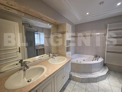 Maison - 202 m² - 8 pièces