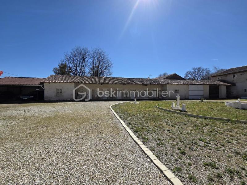 Propriété - 245 m² - 7 pièces