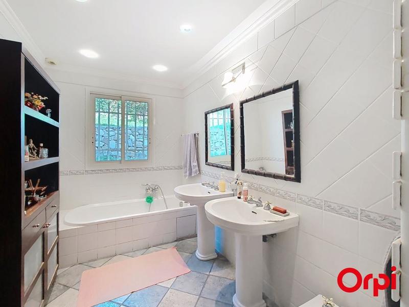 Maison - 222 m² - 8 pièces