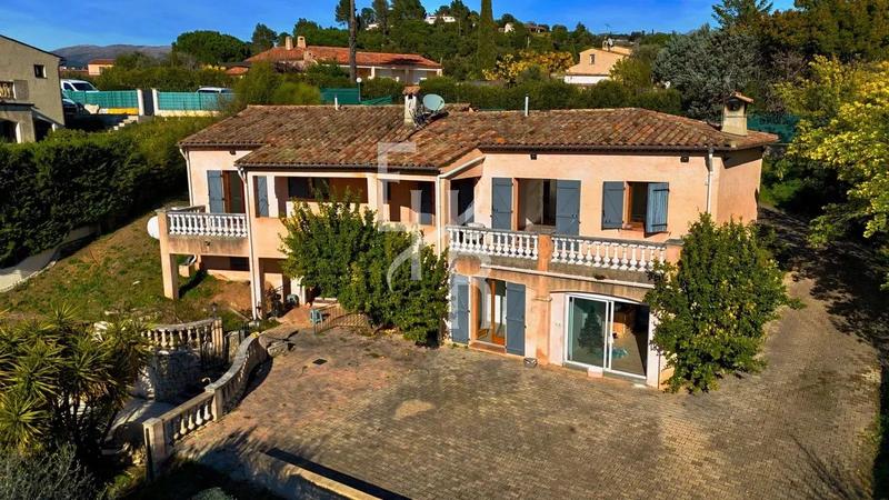 Maison - 220 m² - 8 pièces