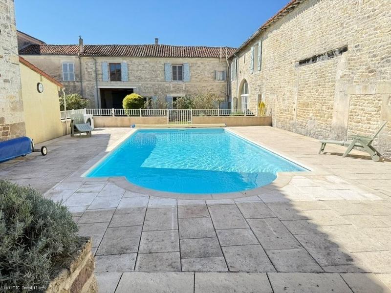 Maison de village - 392 m² - 10 pièces