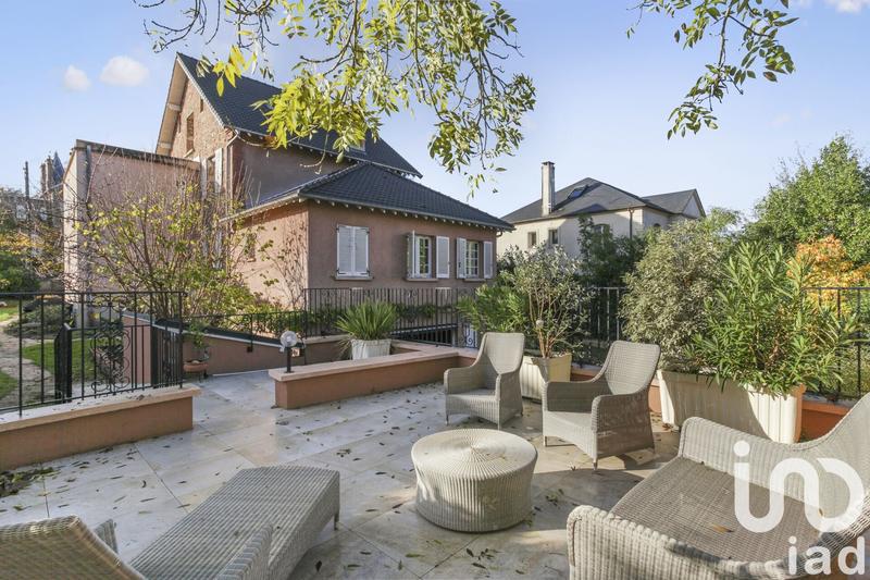 Maison - 237 m² - 18 pièces