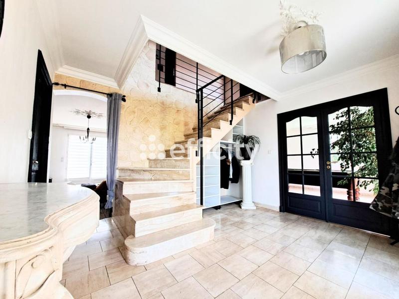 Maison - 230 m² - 8 pièces