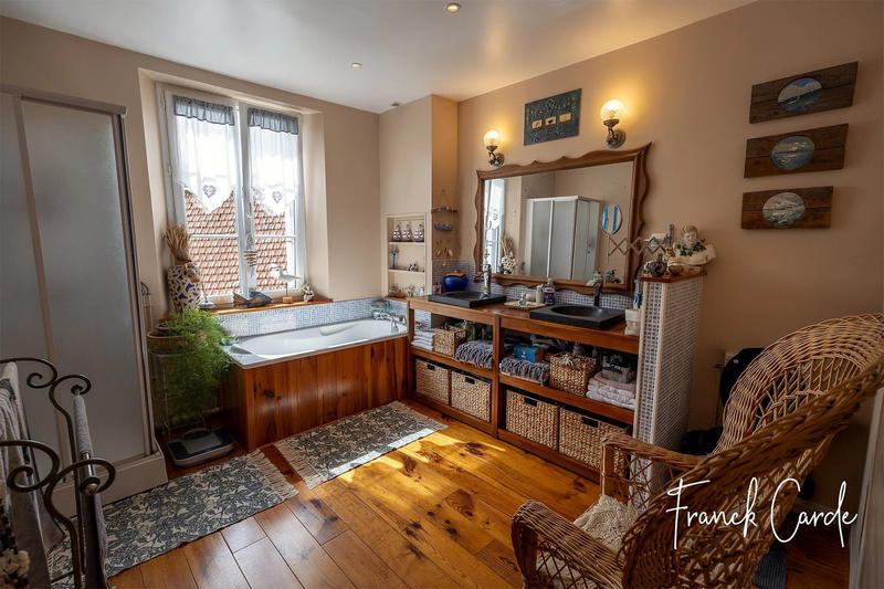 Maison - 198 m² - 8 pièces