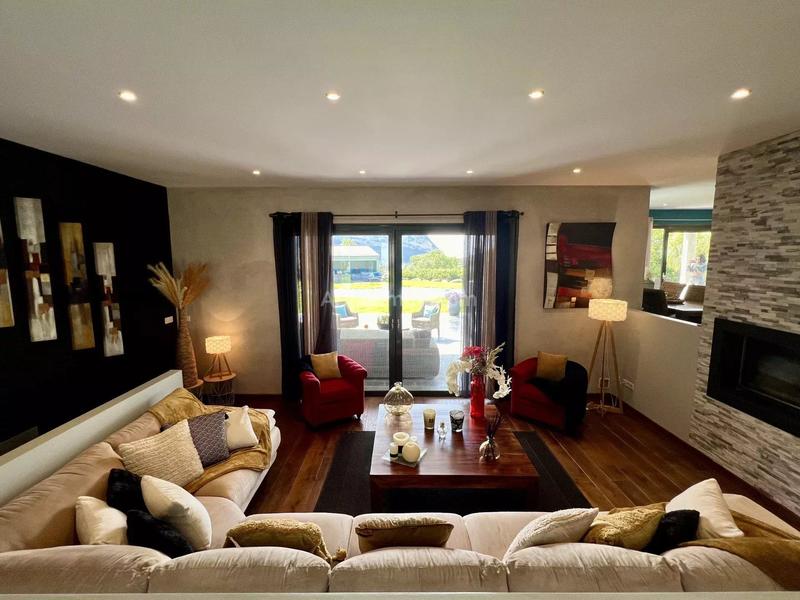 Maison - 219 m² - 6 pièces