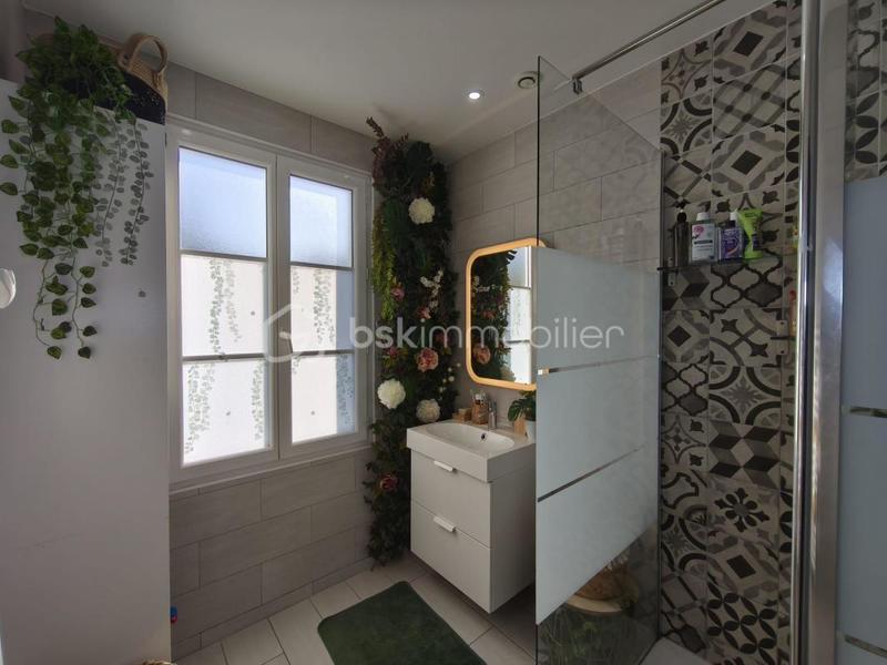 Maison traditionnelle - 251 m² - 7 pièces