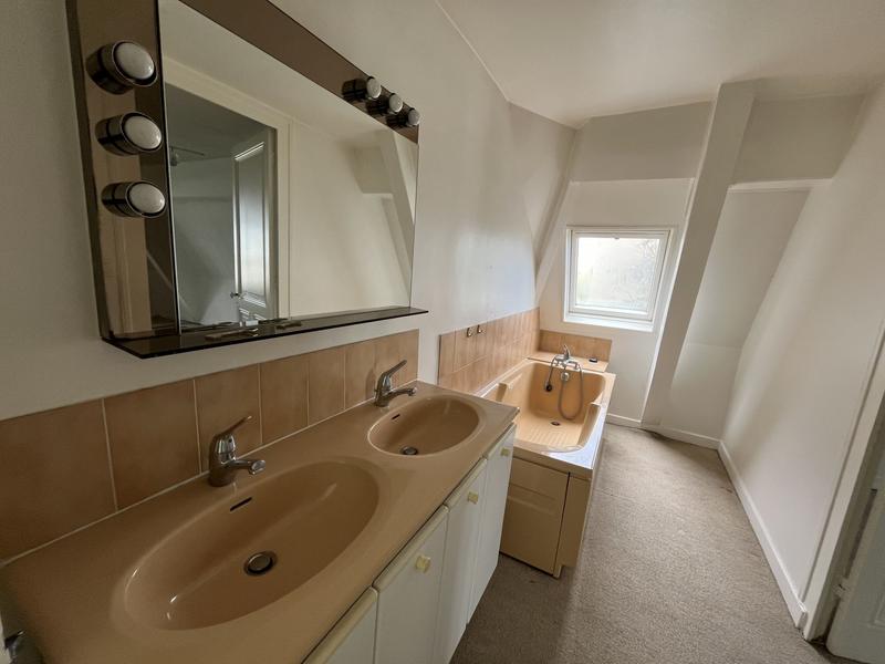 Maison - 241 m² - 8 pièces