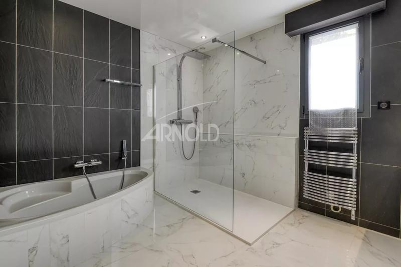 Maison - 220 m² - 7 pièces