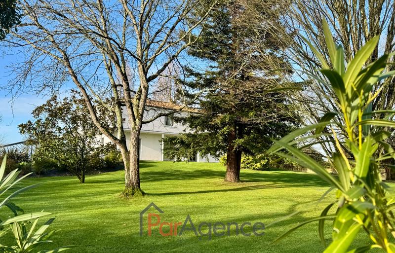 Maison - 290 m² - 9 pièces